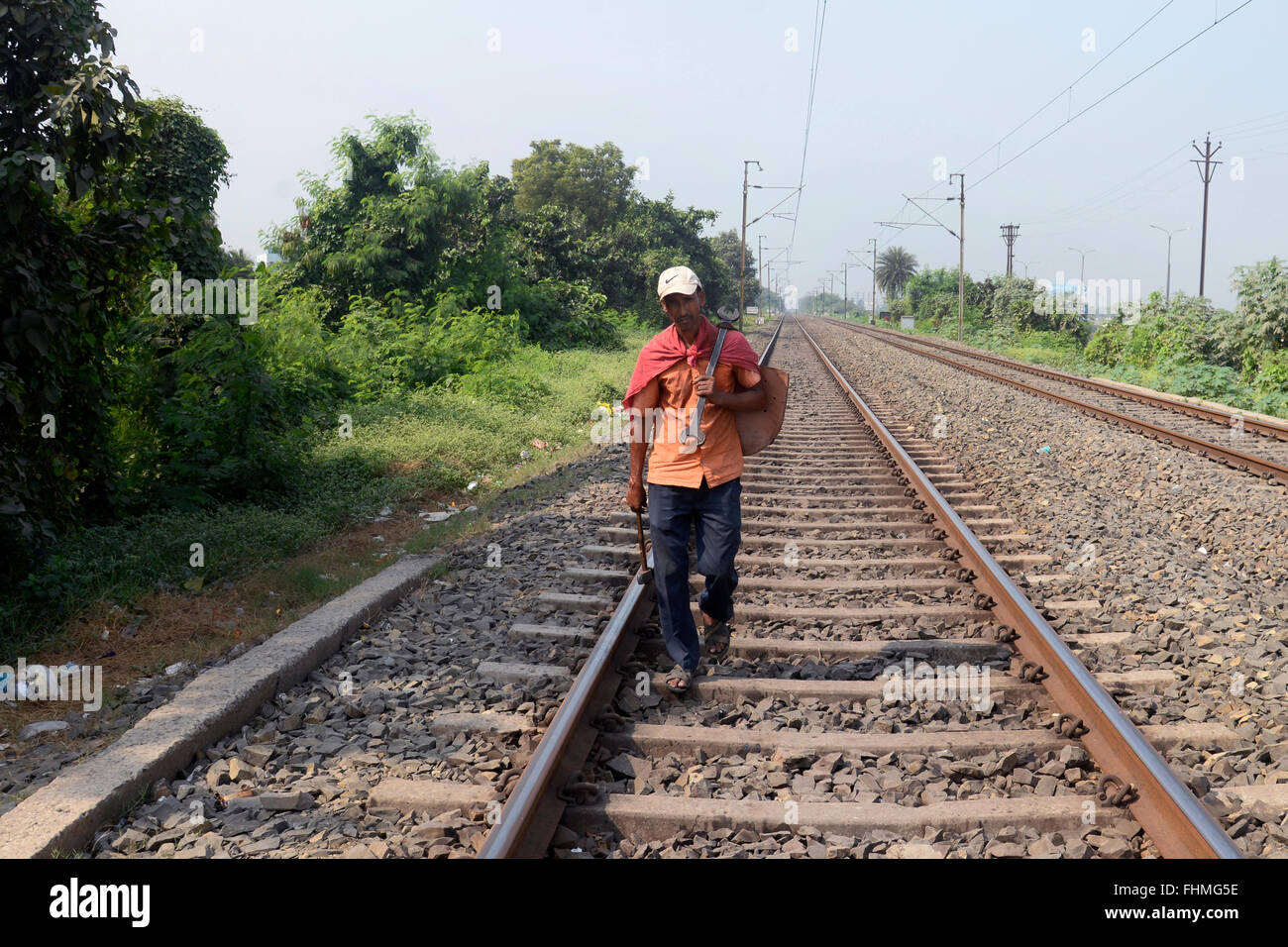 Kolkata, Indien. 13. November 2015. Ganagman Inspektion Gleis auf Budget Tag morgens. Union Minister Suresh Prabhu präsentiert The Railway Haushalt 2016 im Lok Sabha. Es gibt keine Änderung im Pkw Tarife und Frachtrate Eisenbahn Haushalt 2016 / 17 in Indien. © Saikat Paul/Pacific Press/Alamy Live-Nachrichten Stockfoto