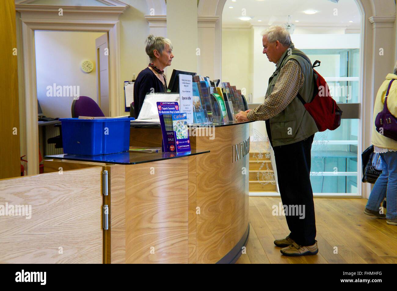 Carlisle Tourist Information Centre. Mann an der Theke steht. Stockfoto