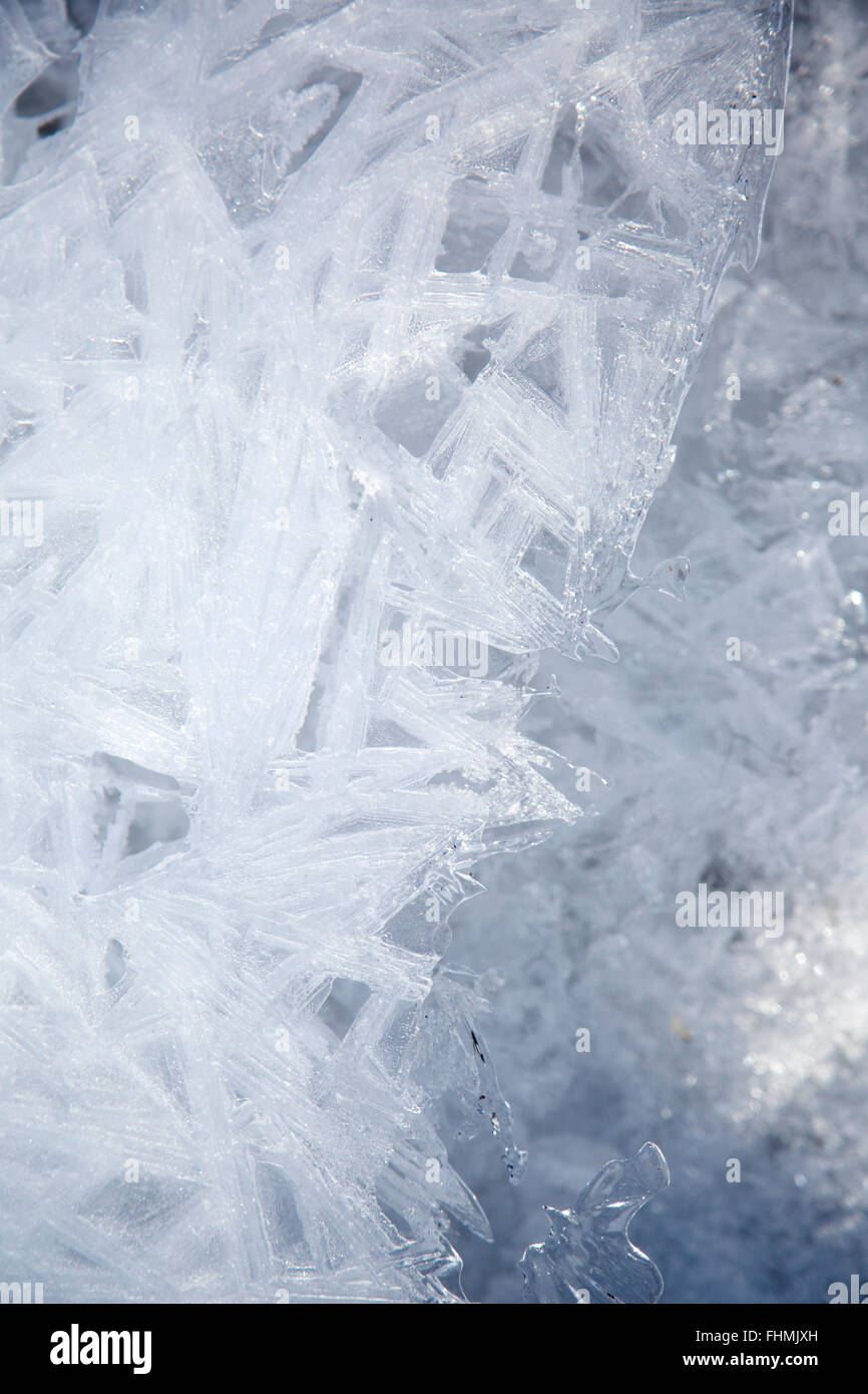 Geometrische Muster im Eis in einem gefrorenen kanadischen Strom. Stockfoto