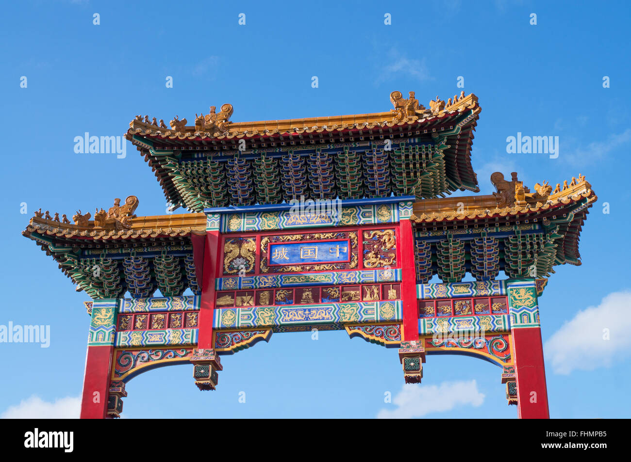 Der chinesische Bogen am Eingang zur Chinatown in Newcastle Upon Tyne, North East England, UK Stockfoto