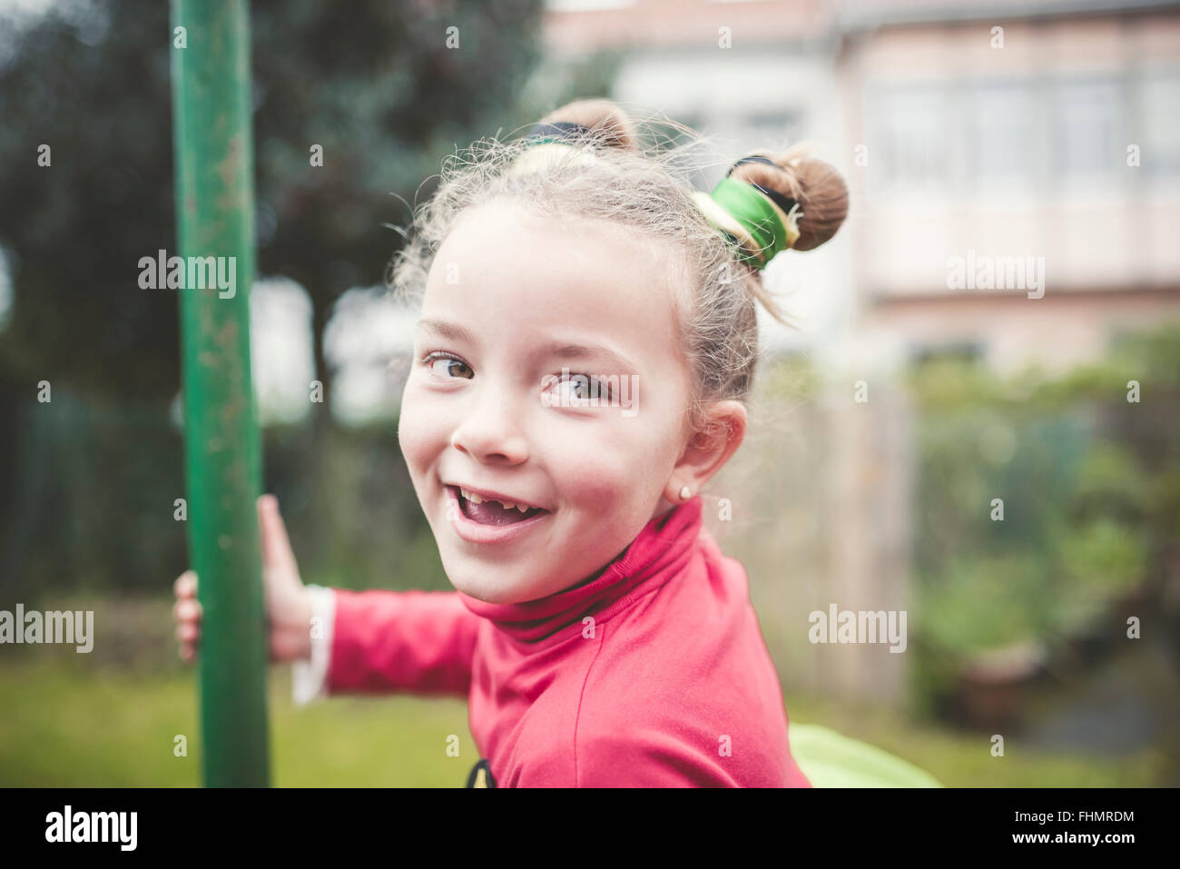 Porträt von lächelnden kleinen Mädchen mit Zahnlücke Stockfoto
