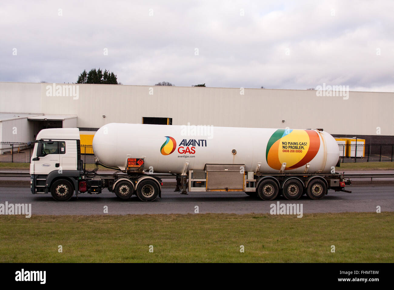 Ein Avanti Gas Ltd Kraftstofftanker Reisen entlang der Kingsway Schnellstraße in Dundee, Großbritannien Stockfoto