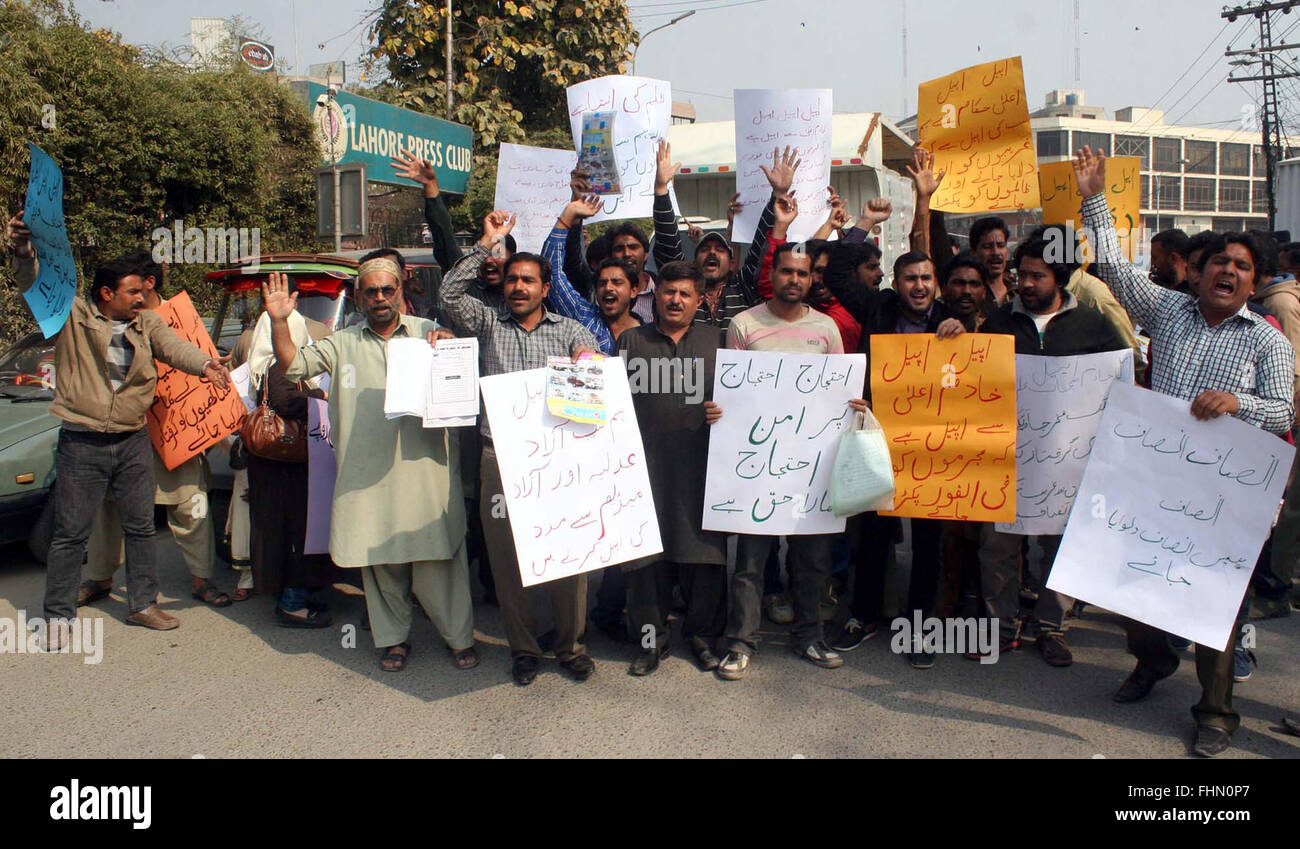 Bewohner von Lahore protestieren gegen Finanzbetrug mit dem Auto und Motorrad-Finanzierer, Presseclub während Demonstration in Lahore auf Donnerstag, 25. Februar 2016. Stockfoto