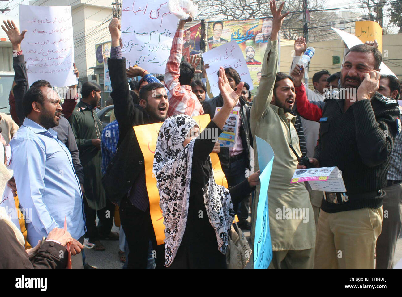 Bewohner von Lahore protestieren gegen Finanzbetrug mit dem Auto und Motorrad-Finanzierer, Presseclub während Demonstration in Lahore auf Donnerstag, 25. Februar 2016. Stockfoto