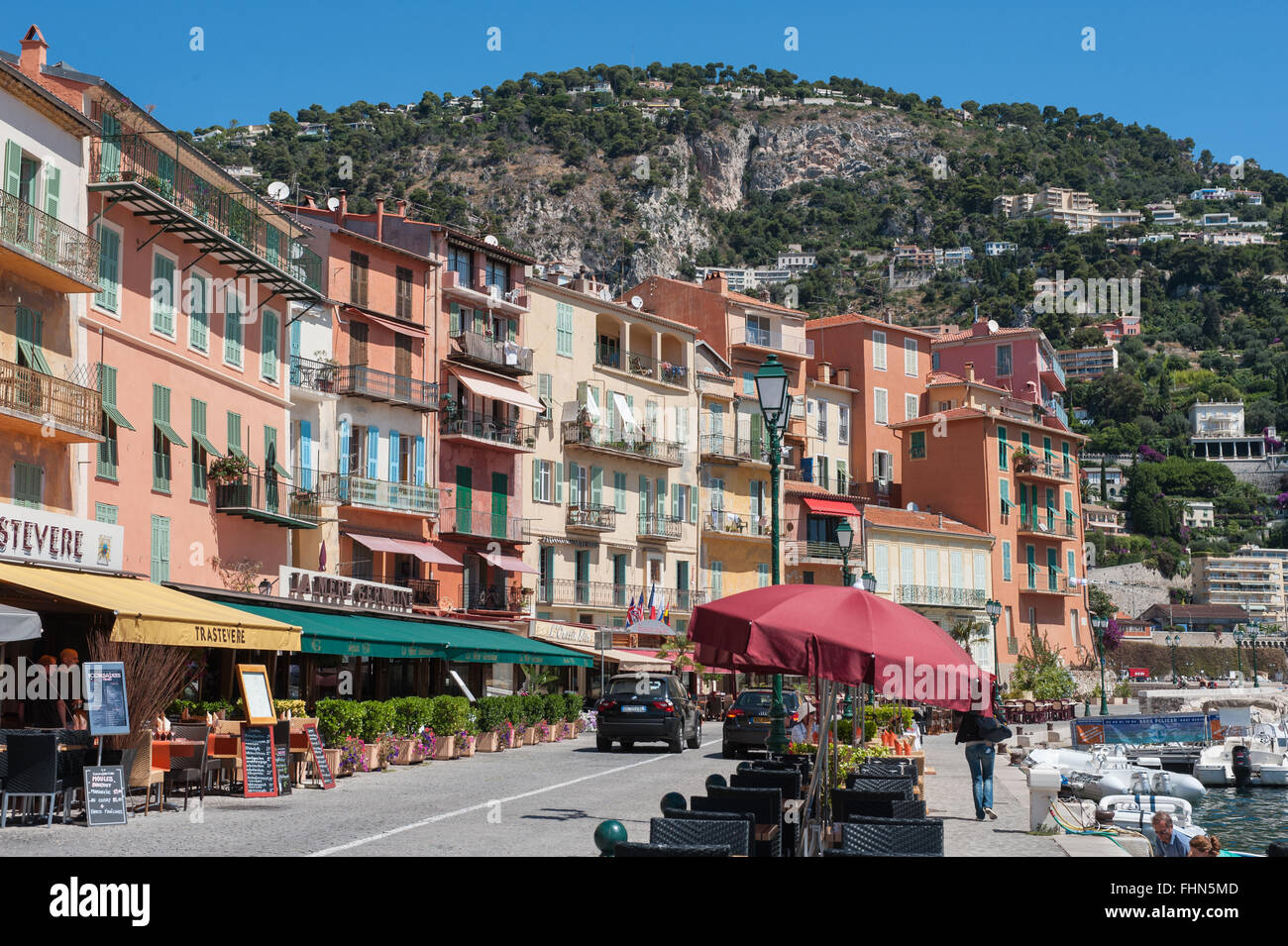 Die mittelalterliche Stadt von Villefranche-Sur Mer, Frankreich, mit seinen vielen Wasser Seite Restaurants und farbenfrohen Gebäuden Stockfoto
