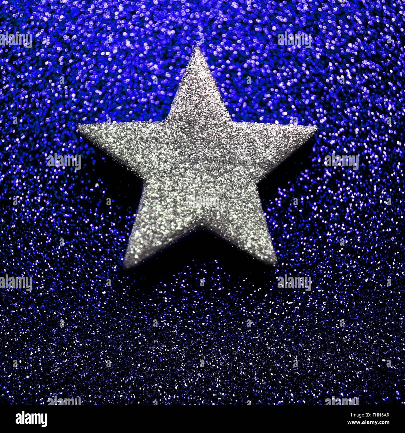 einsame fünfzackigen Stern im glitzernden goldenen Hintergrund Stockfoto