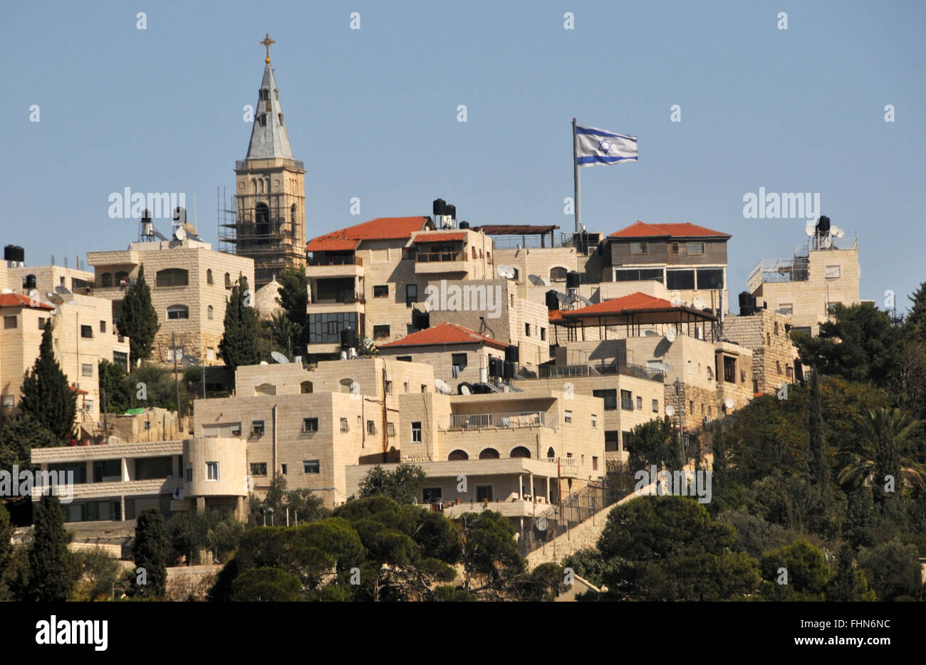 Ansicht von Wohngebäuden und israelische Flagge, Jerusalem, Israel Stockfoto