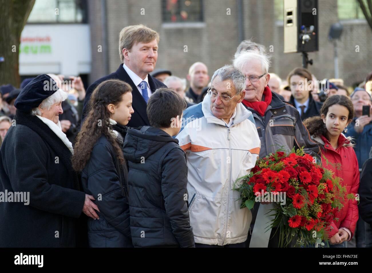 Amsterdam, Niederlande. 25. Februar 2016. Niederländischer König Willem-Alexander(2nd L, back) besucht die offizielle Gedenkfeier zum 75. Jubiläum des Februar Strike in Amsterdam, die Niederlande, am 25. Februar 2016. Eine offizielle Gedenkfeier fand hier statt, zum 75. Jahrestag des Februar Strike, die erste groß angelegte Protestaktion gegen die Verfolgung der Juden in Europa während des zweiten Weltkriegs am Donnerstag. © Sylvia Lederer/Xinhua/Alamy Live-Nachrichten Stockfoto