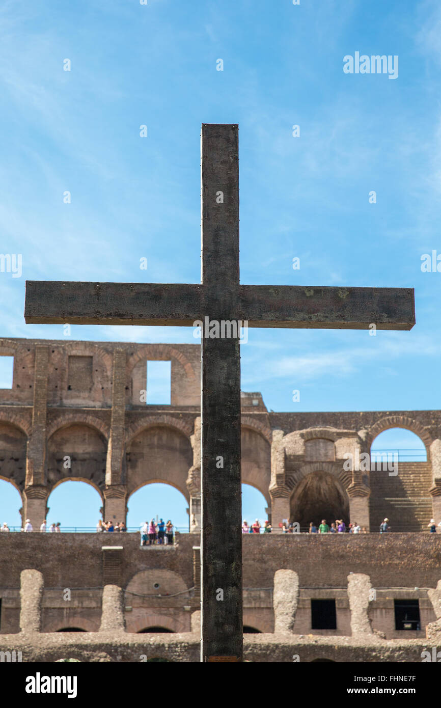 Kreuz am Kolosseum in Rom, Italien. Das Kreuz ist christlichen Märtyrern gewidmet. Im Jahr 2000 platziert durch Papst. Stockfoto