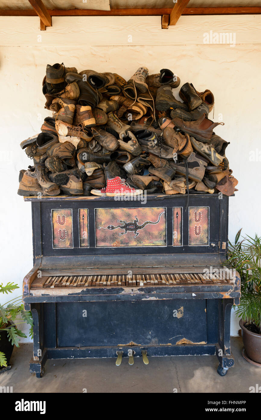Altes Klavier mit Schuhe gestapelt, Glen Helen, Northern Territory, Australien Stockfoto