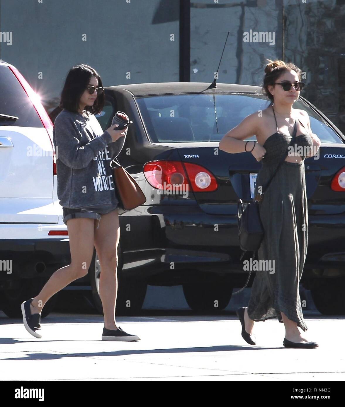 Vanessa Hudgens und Stella Hudgens gesichtet verlassen Mittagessen vor Ort Zucker Fisch Sushi Featuring: Stella Hudgens wo: Studio City, Kalifornien, USA bei: 25. Januar 2016 Stockfoto