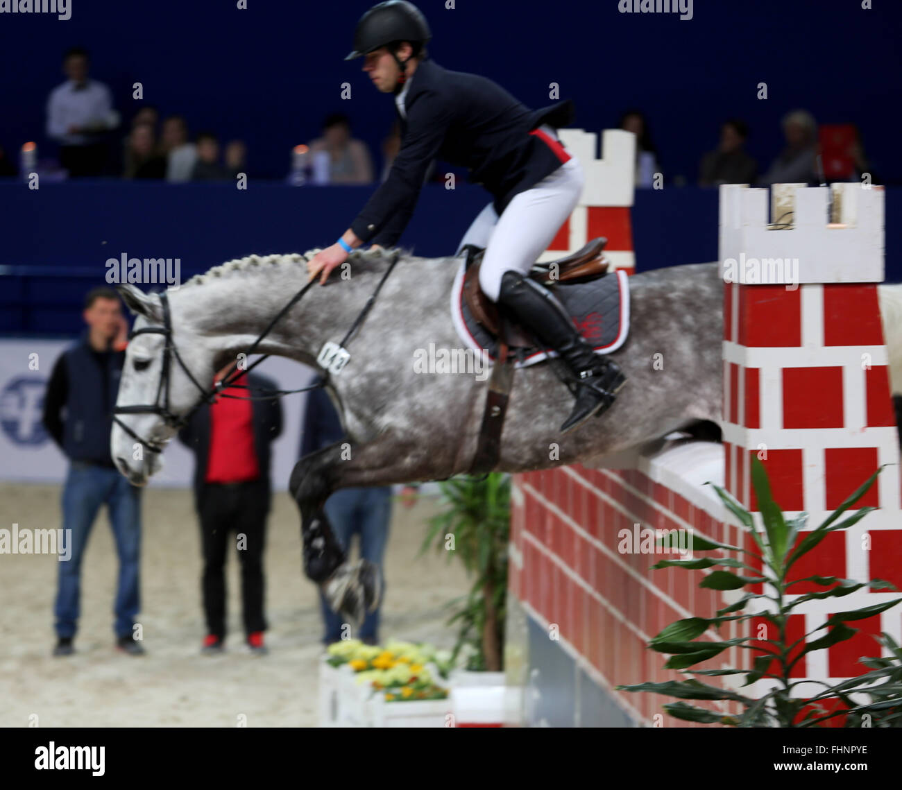 Polnische Reiter Jan Bobik Und Sein Pferd Santisa Springen Das Hochste Hindernis Wahrend Des Springenden Wettbewerbs Dem Letzten Rennen Des Ersten Tages Der Pferdesport Show Cavaliada In Warschau Der Jumping Wettbewerb Der