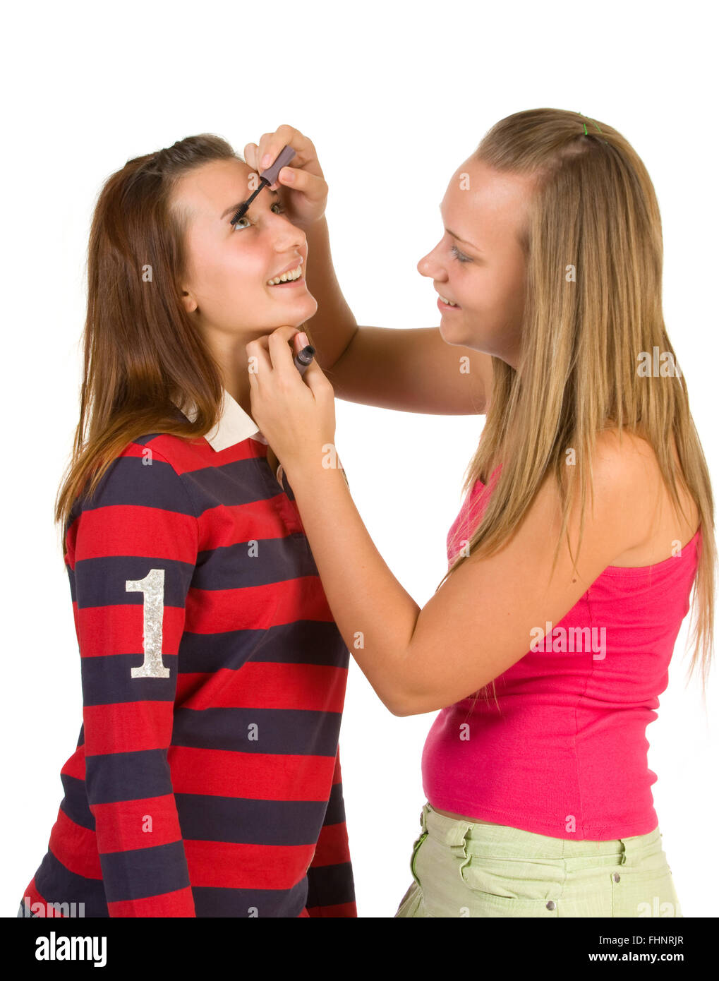 Zwei Mädchen im Teenageralter färben ihre Wimpern Stockfoto