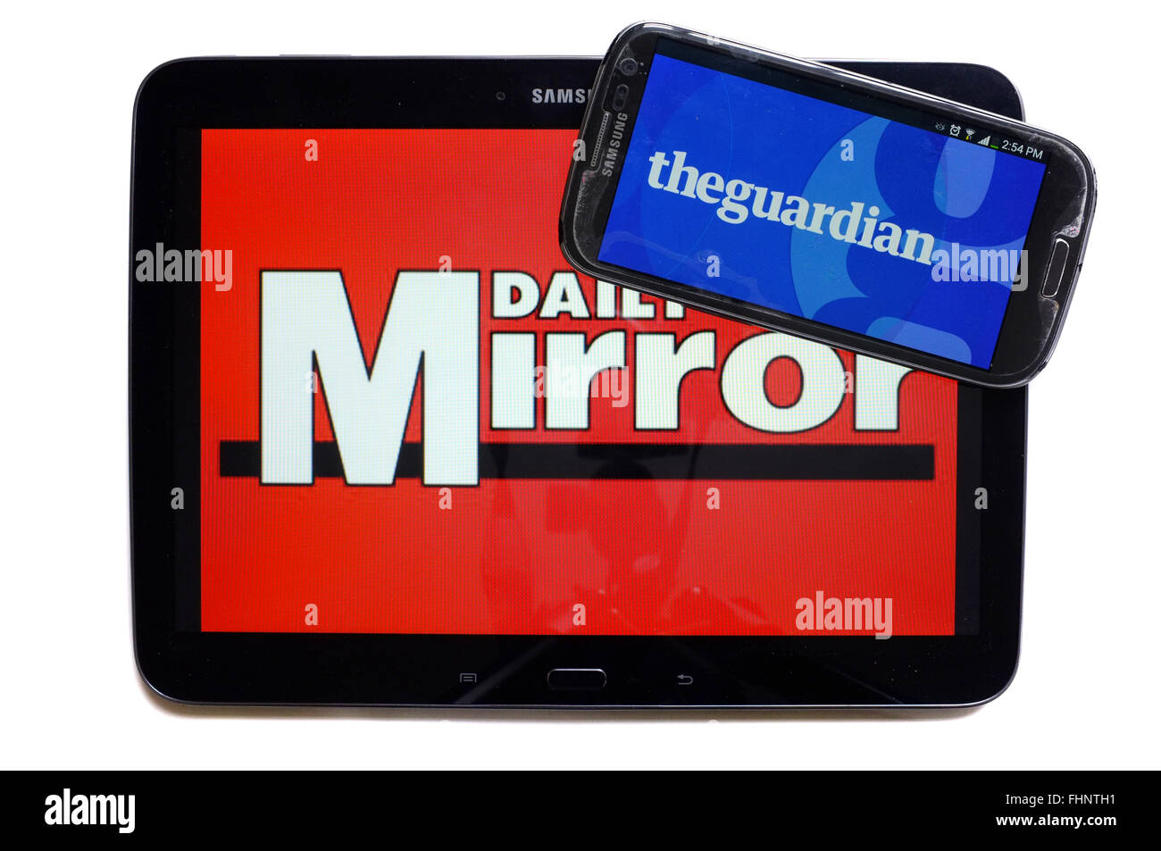 Die Logos der Daily Mirror und The Guardian Zeitungen auf den Bildschirmen der ein Tablet und Smartphone angezeigt. Stockfoto