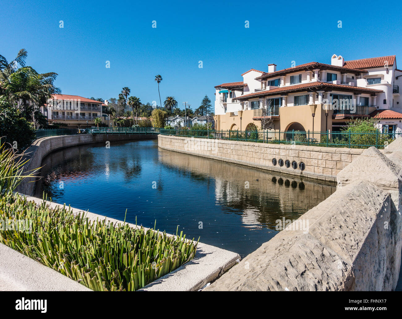 Mission Creek mit seinen Steinmauern und den angrenzenden Gebäuden, die von der Brücke über den unteren State Street in Santa Barbara gesehen. Stockfoto