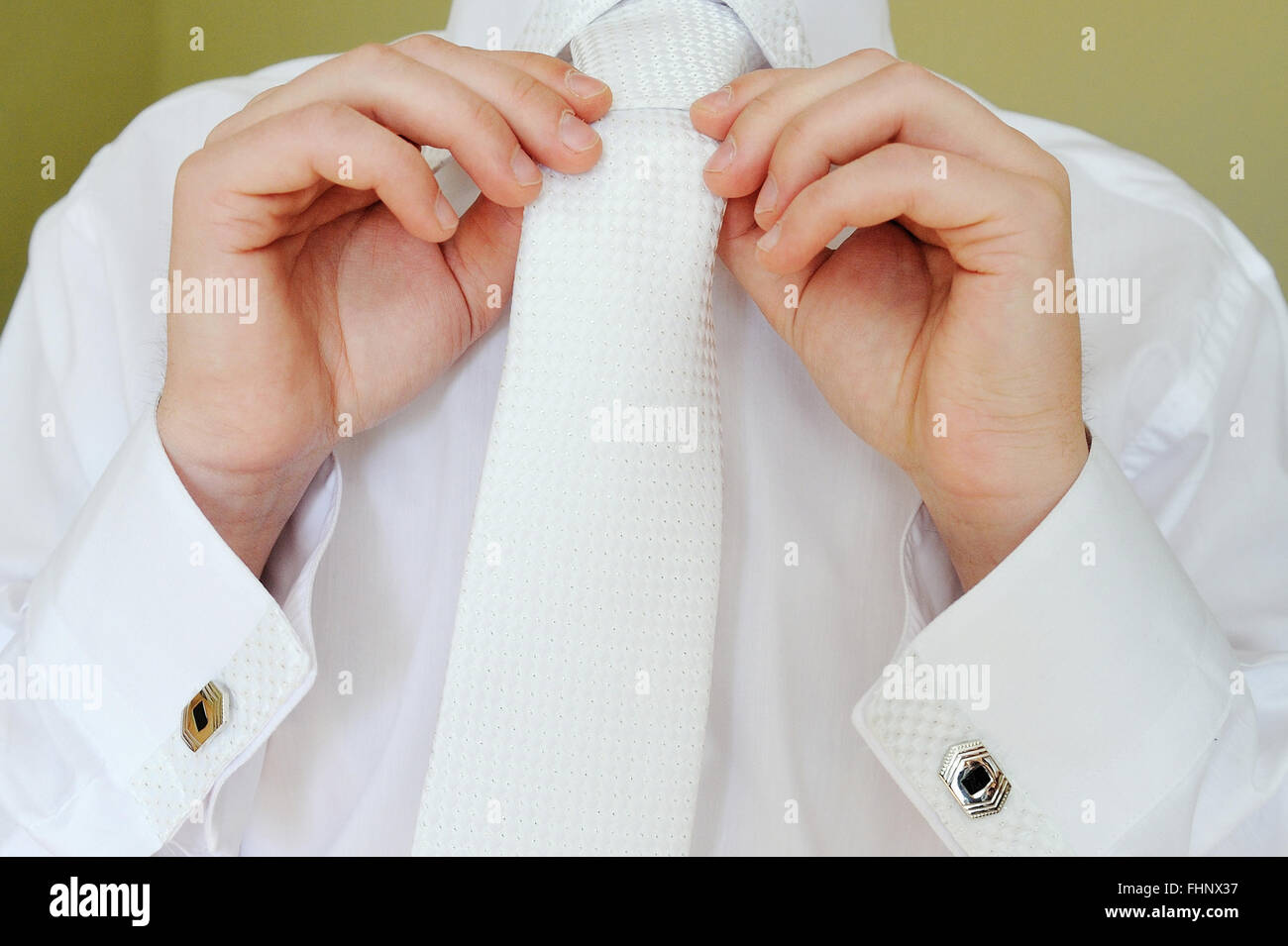 Detail der junge Geschäftsmann Korrektur eine weiße Krawatte Stockfoto