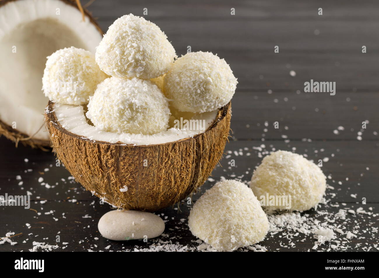 Frische Kokosnuss und Kokos Cookies auf dunklem Holz Stockfoto