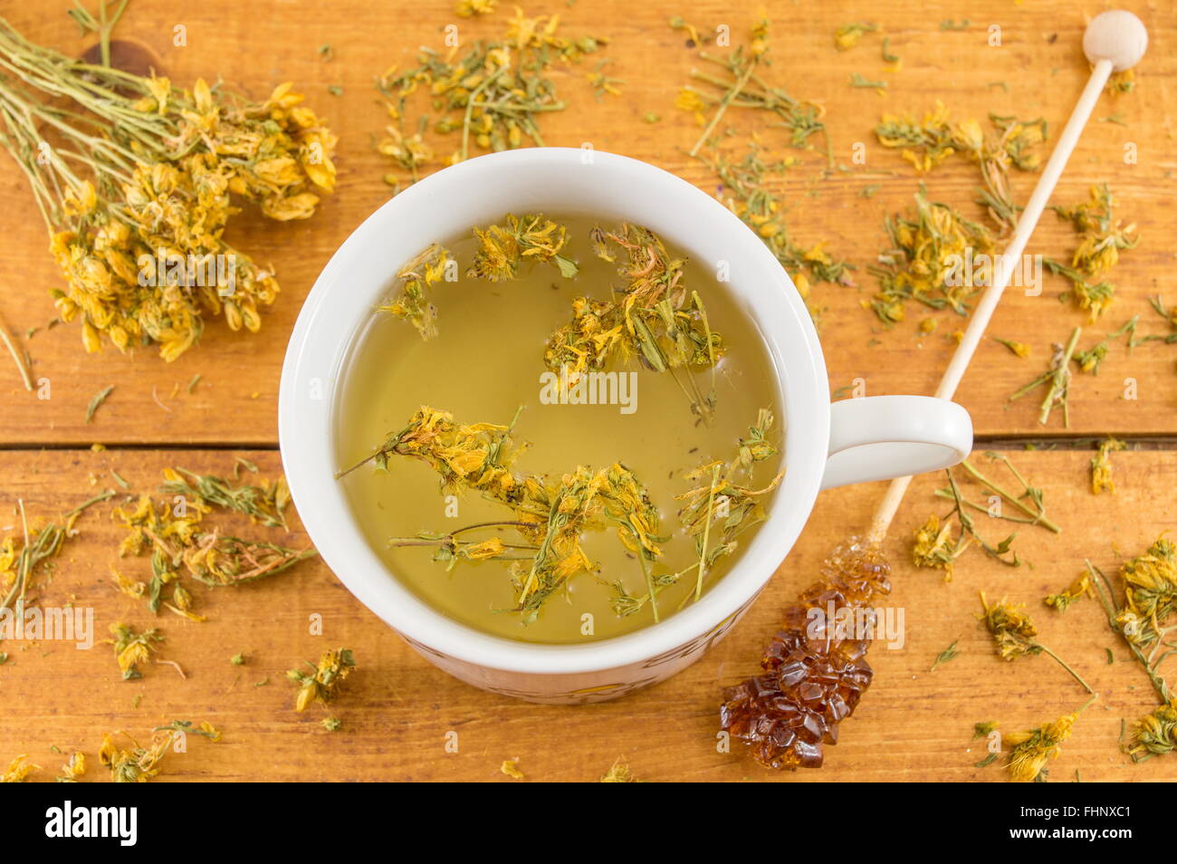 St Johns Johanniskraut Tee und umgeben von getrockneten Kantarion Pflanzen Stockfoto