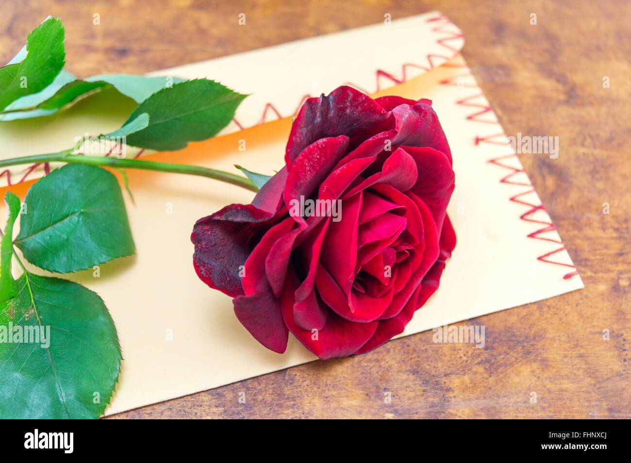 Rote Rose auf eine romantische Liebe handgefertigt-Umschlag Stockfoto