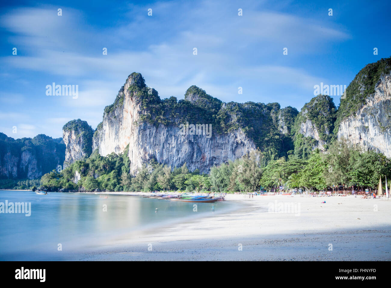 Langzeitbelichtung Bild von Railay Beach mit malerischen Kalkfelsen in dieser Zeile den weißen Strand. Stockfoto