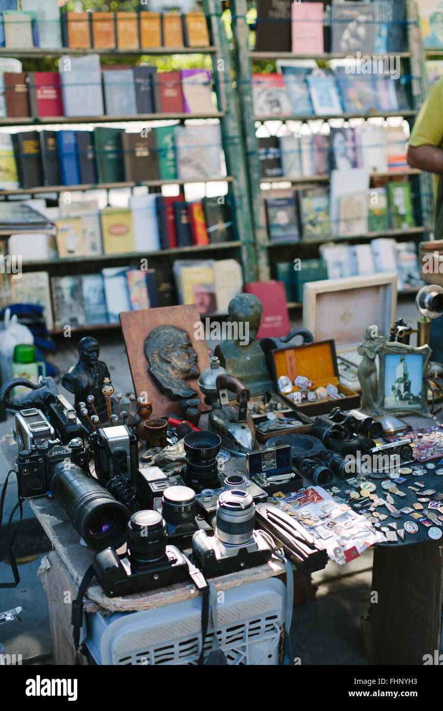 Einen Marktstand in Havanna, Kuba mit alten Kameras, Münzen, Bücher und  andere Kleinigkeiten zum Verkauf Stockfotografie - Alamy