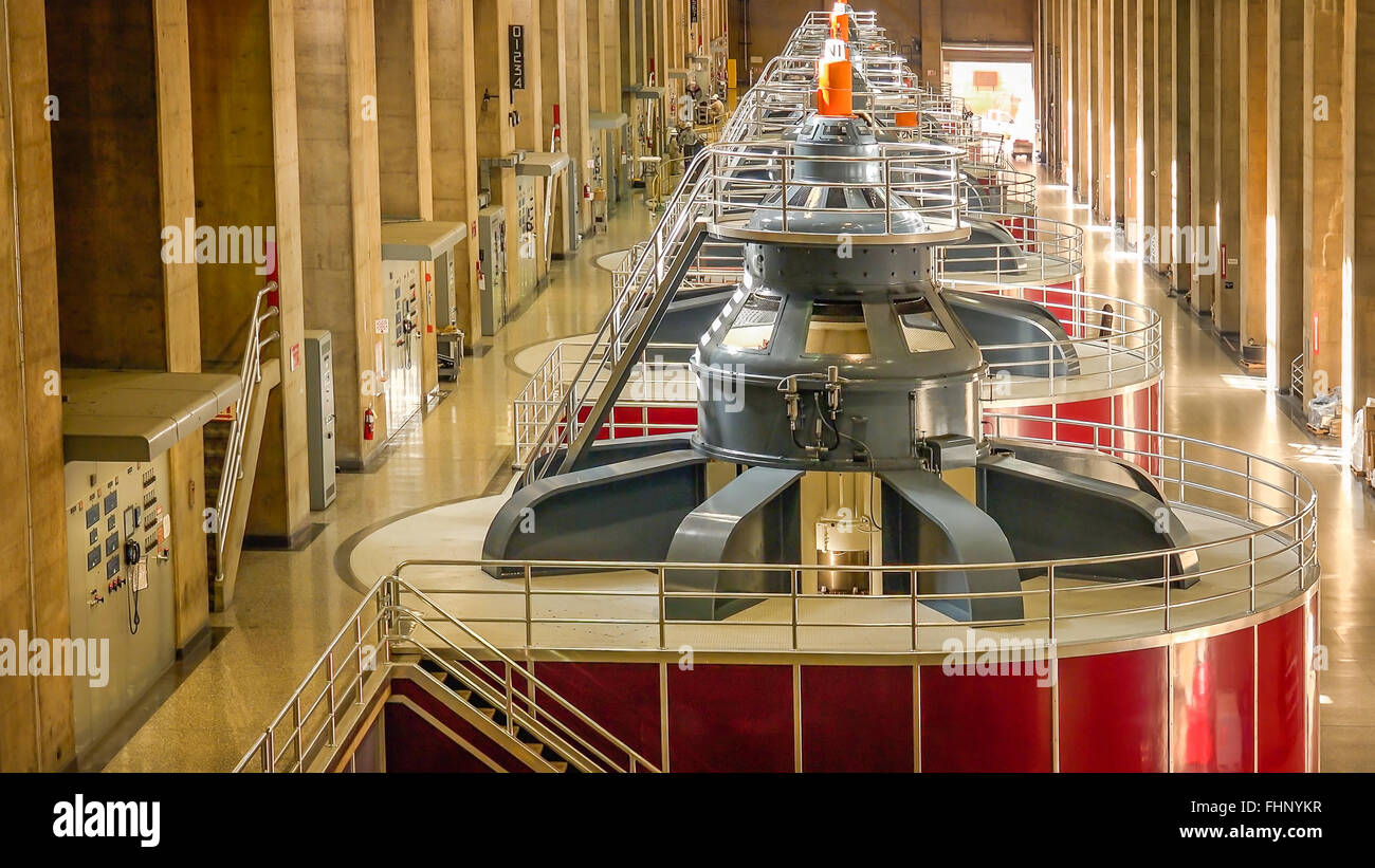Spin großen Turbinen zur Stromerzeugung im Kraftwerk am Hoover-Damm Stockfoto