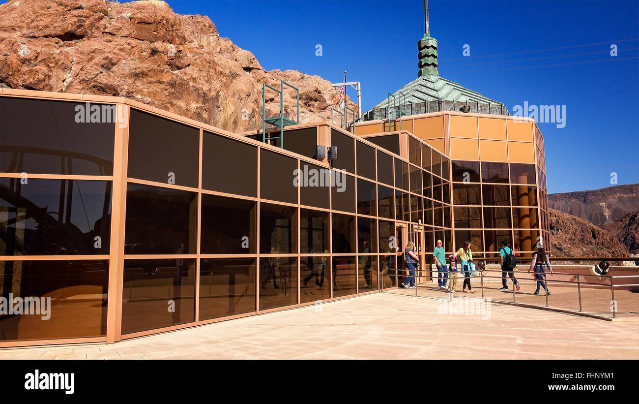 Touristen besuchen die Hoover-Staudamm Besucher Center und Beobachtung deck Stockfoto