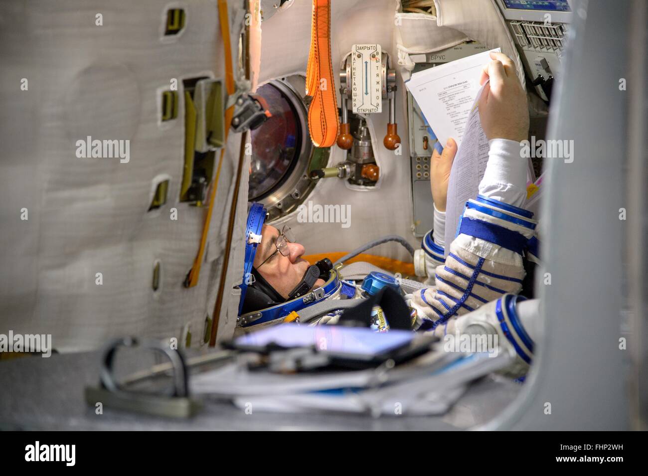 Star City, Russland. 25. Februar 2016. Internationale Raumstation ISS-Expedition 47 russische Kosmonaut Oleg Skripochka in der Sojus-Simulator während der Qualifikation Prüfungen auf der Gagarin-Kosmonautentrainingszentrum 25. Februar 2016 in Star City, Russland. Stockfoto