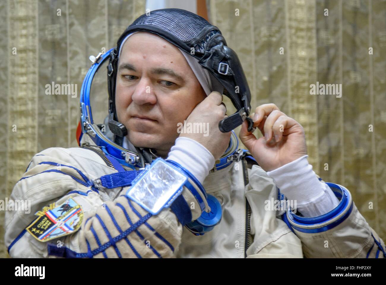 Star City, Russland. 25. Februar 2016. Internationale Raumstation ISS-Expedition 47 russische Kosmonaut Oleg Skripochka zieht seinen Sokol Anzug während der Abschlussqualifikation Prüfungen auf der Gagarin-Kosmonautentrainingszentrum 25. Februar 2016 in Star City, Russland. Stockfoto