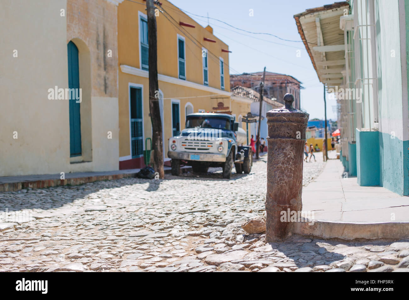 Auf einer gepflasterten Straße in Trinidad hat eine alte Canon setzen, um an einer Straßenecke zu verwenden Stockfoto