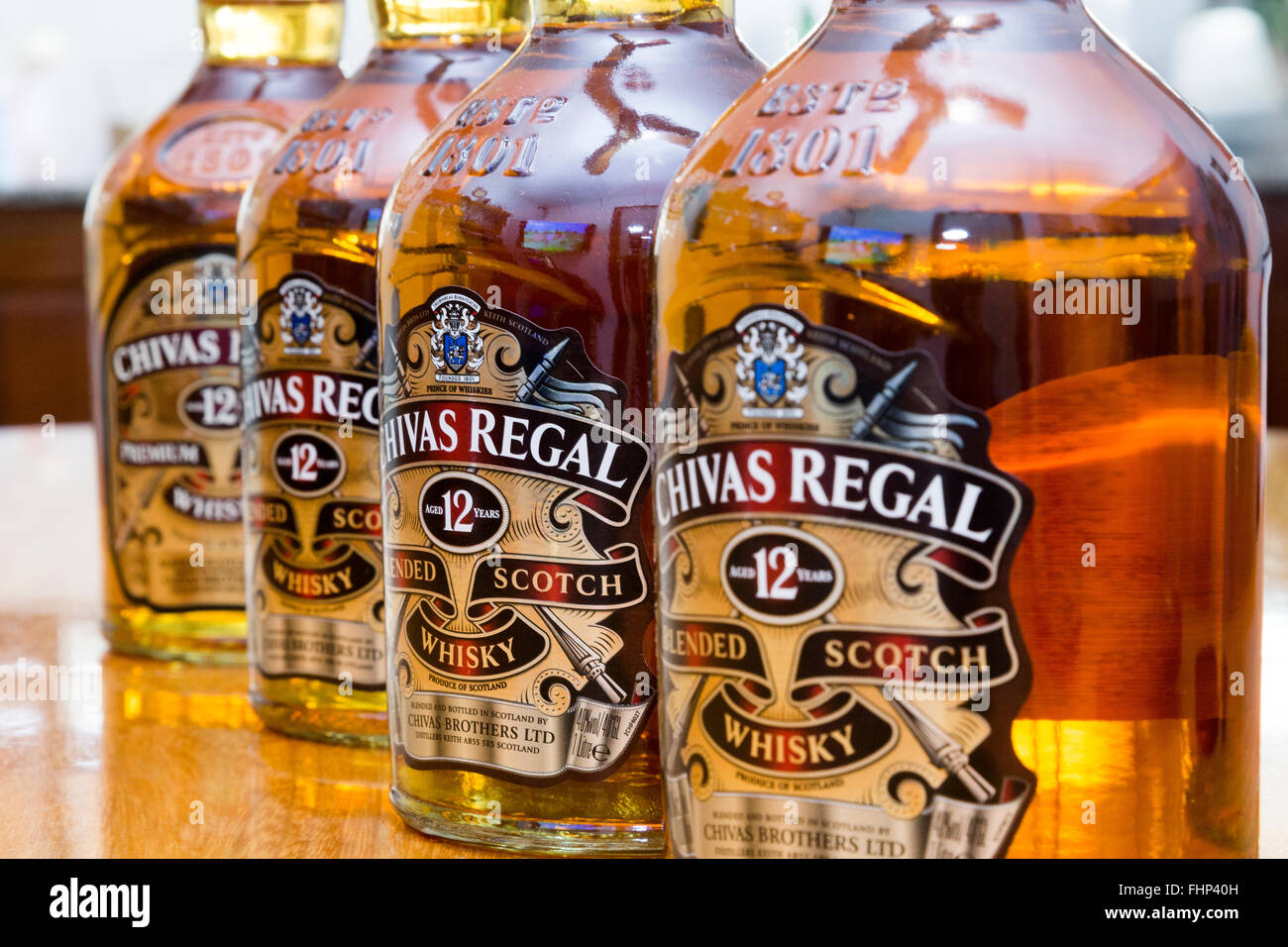 Viele Flaschen Whisky Chivas Regal Stockfoto