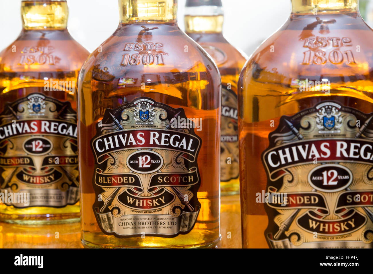 Viele Flaschen Whisky Chivas Regal Stockfoto