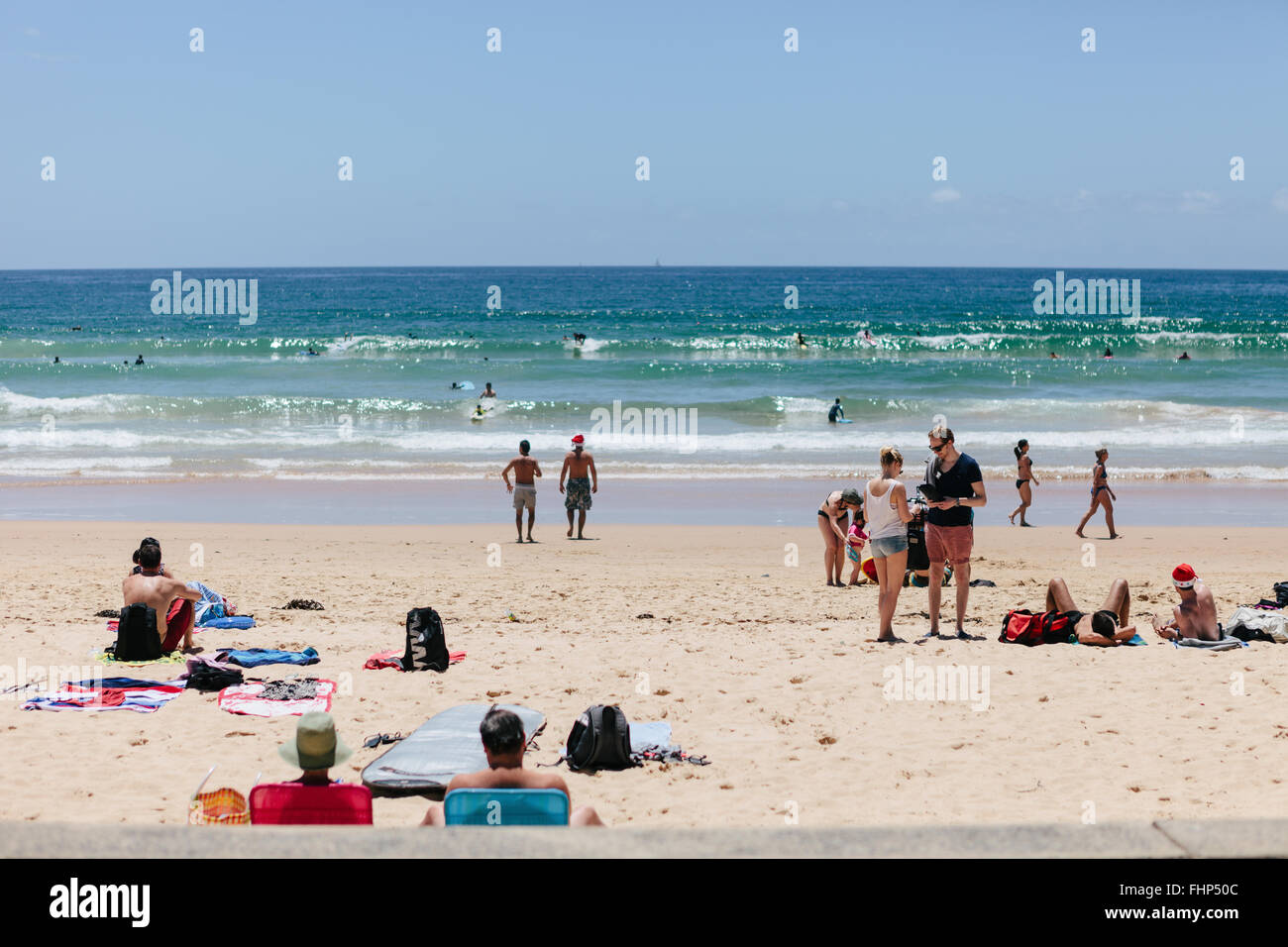 Sonnenanbeter am Manly Beach am Heiligabend Stockfoto