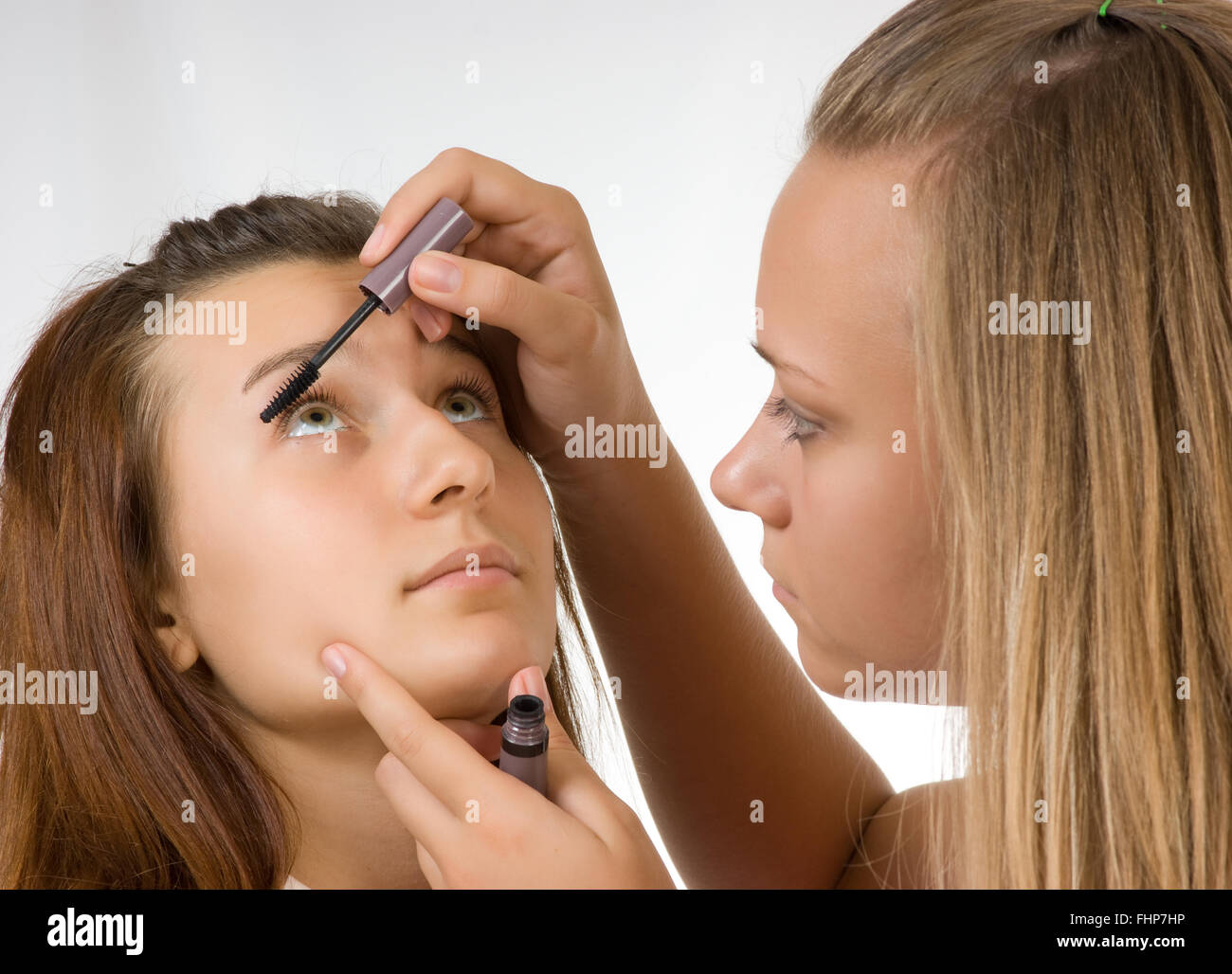 Mädchen im Teenageralter färben ihre Wimpern Stockfoto