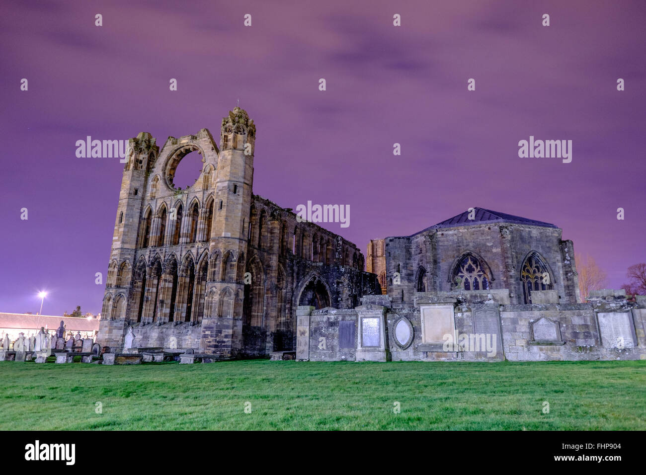 Schöne dunkle Elgin Kathedrale Ruinen Nachtaufnahme in Schottland. Stockfoto