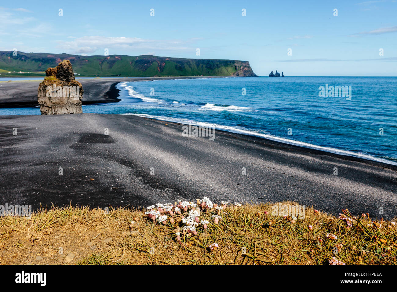 Schwarzer Strand und Felsformationen in der Nähe von Vik, Island. Stockfoto
