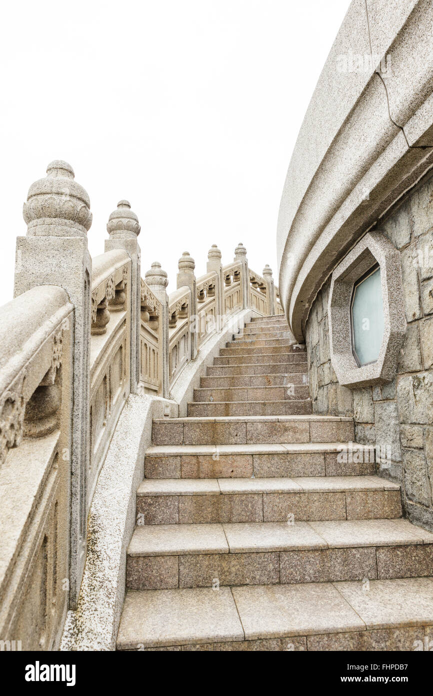 Stein-Gehweg rund um big Buddha-Hongkong Stockfoto