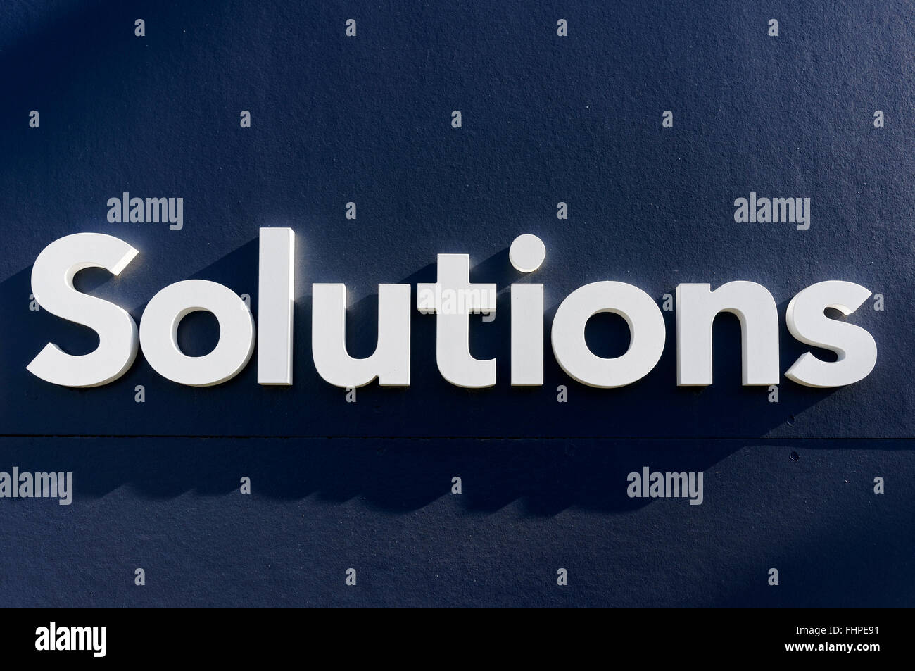 Weiße Lösungen Zeichen auf blauem Hintergrund Stockfoto