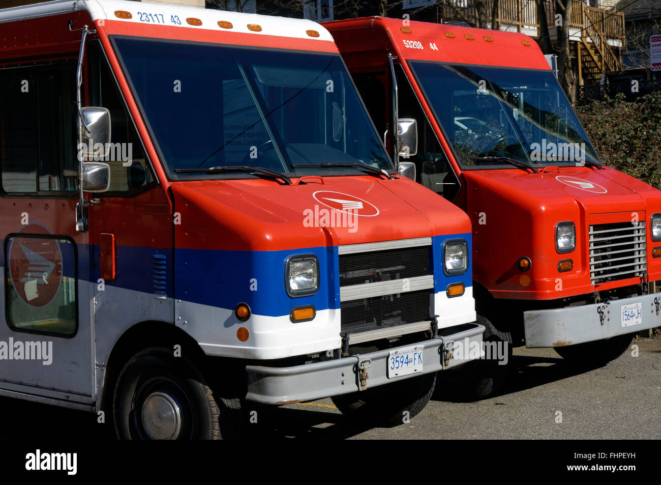 Zwei Canada Post Mail Delivery Trucks in Vancouver, BC, Kanada Stockfoto