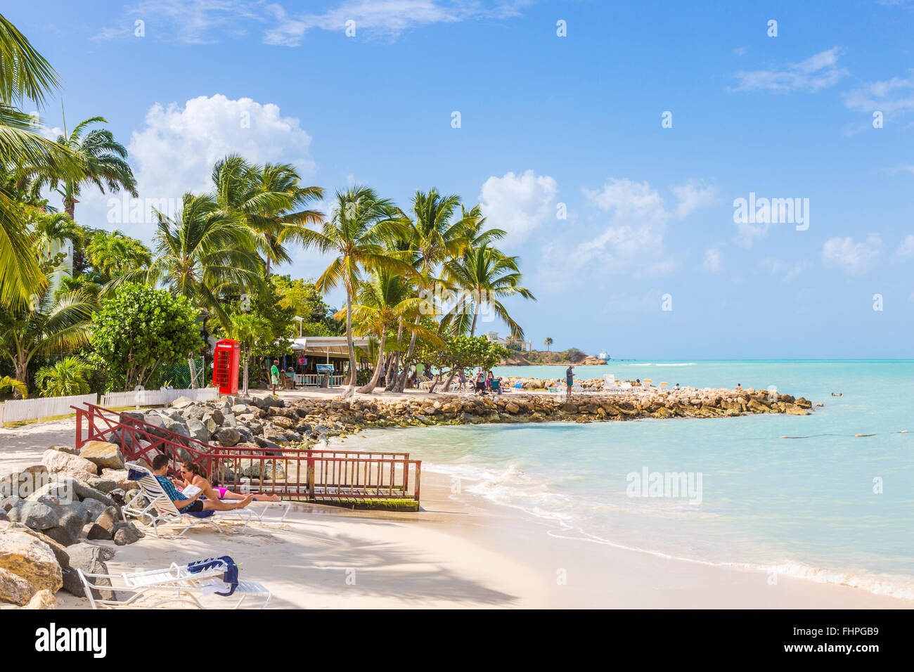 Dickenson Bay Beach im Norden Antigua mit blauen Himmel und das türkisblaue Meer an einem sonnigen Tag, Antigua und Barbuda, West Indies Stockfoto