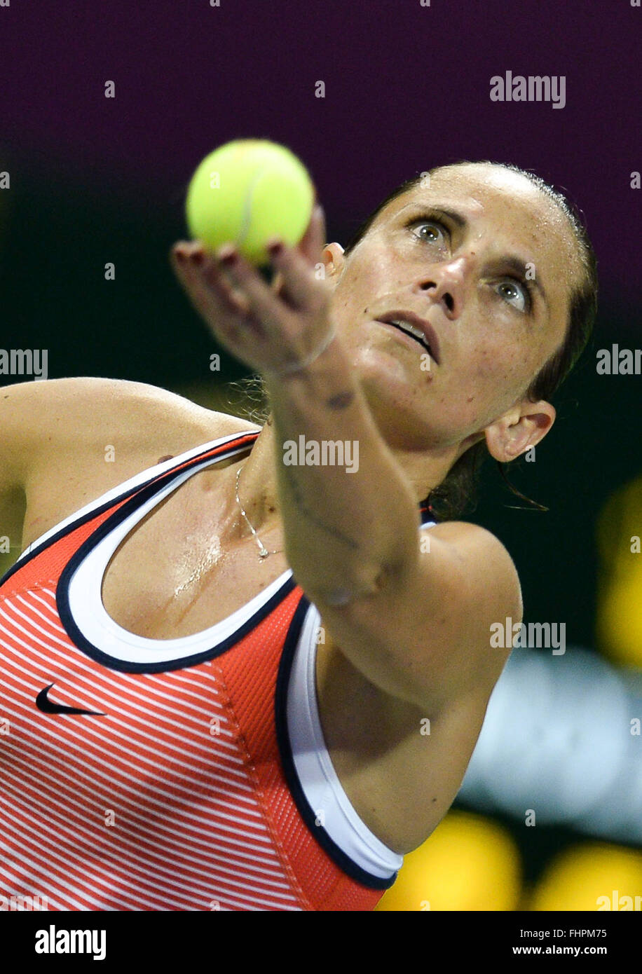 Doha, Katar. 25. Februar 2016. Roberta Vinci Italiens konkurriert während der Frauen Einzel Viertelfinal-Match gegen Agnieszka Radwanska Polens bei der WTA Qatar Open 2016 in Doha, Katar, 25. Februar 2016. Agnieszka Radwanska gewann 2: 1. © Nikku/Xinhua/Alamy Live-Nachrichten Stockfoto