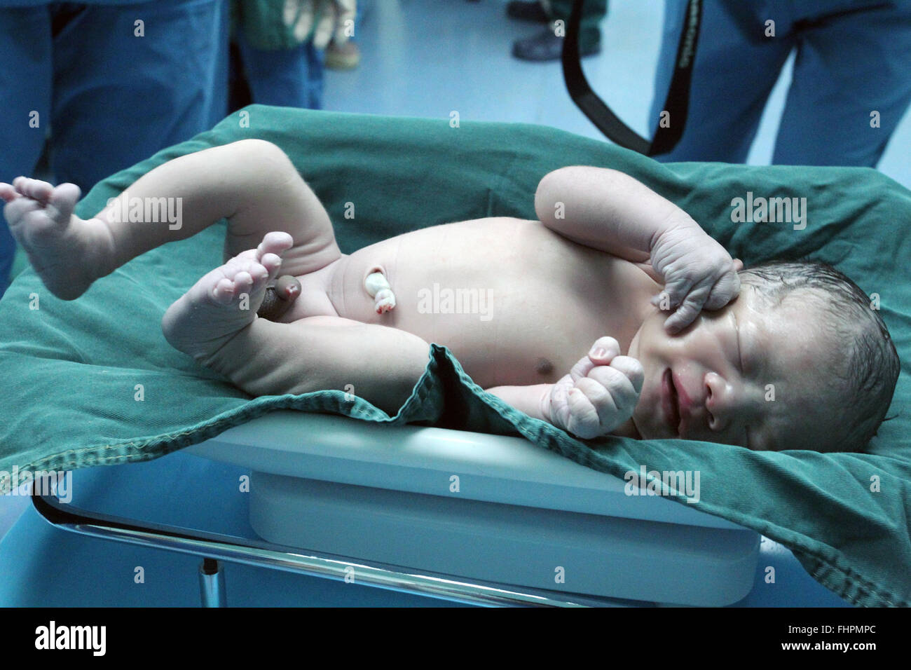 XI. 24. Februar 2016. Foto aufgenommen am 24. Februar 2016 zeigt ein neugeborenes Baby im Tangdu Hospital in Xi ' an, Hauptstadt der Nordwesten der chinesischen Provinz Shaanxi. Das Kind, geboren am Mittwoch in Xian durch gefrorenen Embryo-Transfer (FET), war vor 12 Jahren befruchtet und wurde Chinas Longgest bewahrt Tube Baby durch FET-Technologie. © Liu Tingting/Xinhua/Alamy Live-Nachrichten Stockfoto