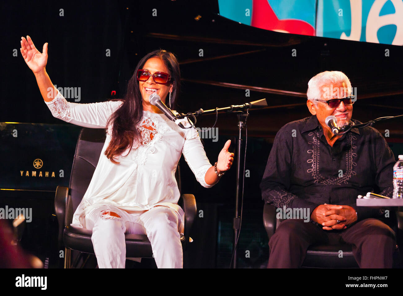 Pete Escovito mit Tochter Sheila E. beim Downbeat Blindfold-Test auf dem Monterey Jazz Festival - California Stockfoto