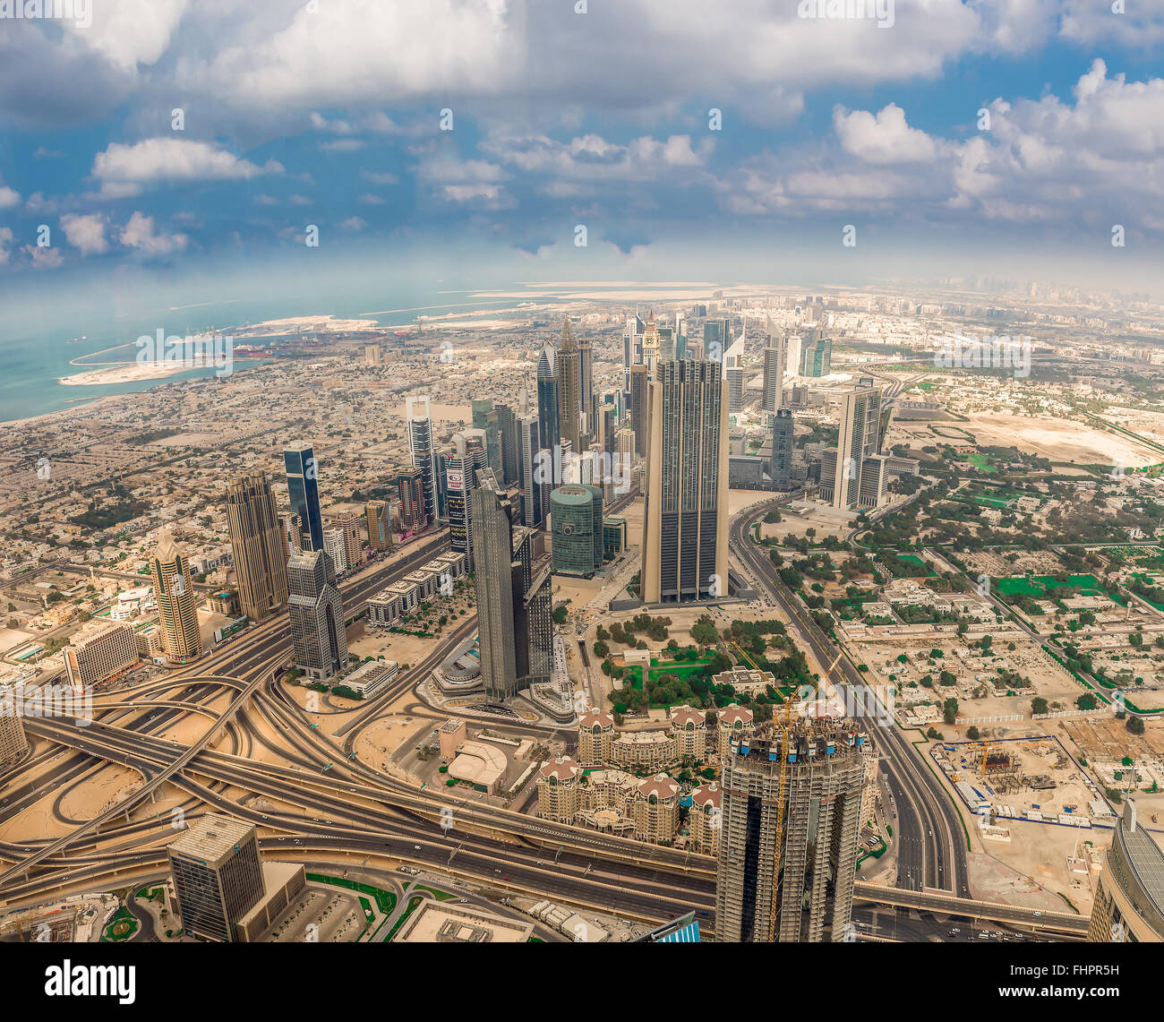 Dubai, Vereinigte Arabische Emirate - 2. Dezember 2014: Luftaufnahme der Sheik Zayed Road mit der Financial Center Rd. entnommen die Betrachtung Stockfoto