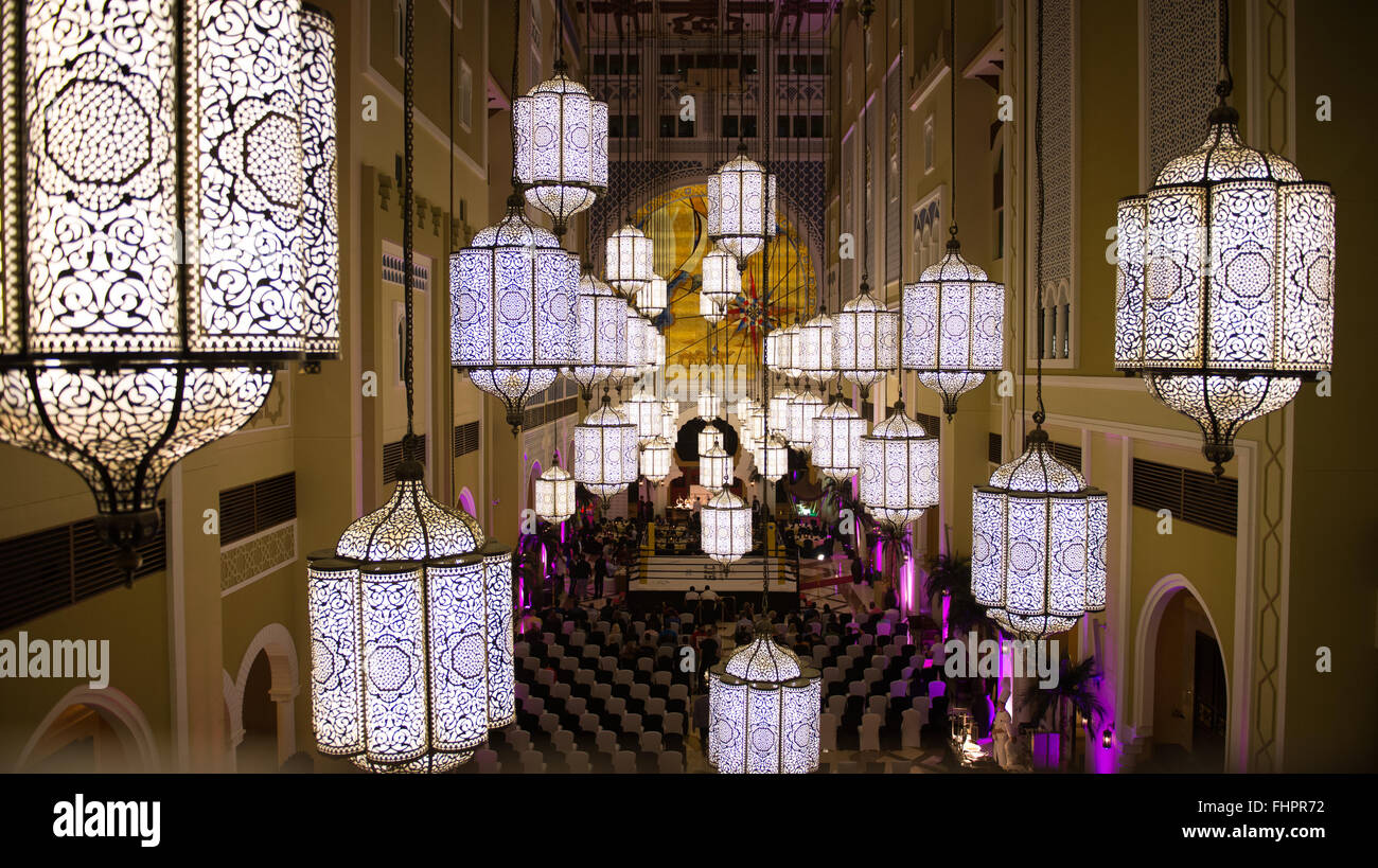 Dubai, Vereinigte Arabische Emirate - 2. Dezember 2014: Dekoration im Detail von der Lobby des Hotels Mövenpick in Dubai. Ein MMA kämpfen ev Stockfoto
