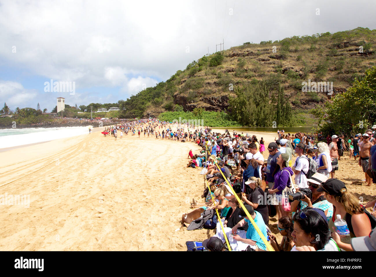 Haleiwa, Hawaii, USA. 25. Februar 2016. 25. Februar 2016 - das Publikum war schätzungsweise 15.000 am Strand während der Aktion bei der 2016 Eddie Aikau Big Wave Invitational präsentiert von Quicksilver im Waimea Bay in Haleiwa, HI Credit: Cal Sport Media/Alamy Live News Stockfoto