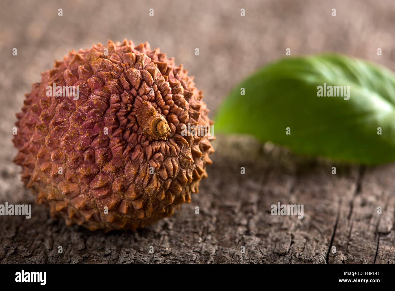 Nahaufnahme von einem frischen Litschi auf Holztisch Stockfoto