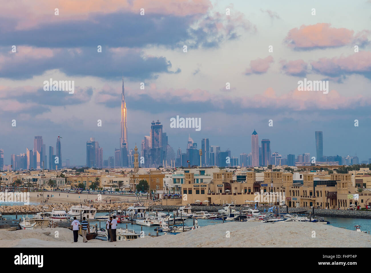 Dubai, Vereinigte Arabische Emirate - 2. Dezember 2014: Blick auf den Burj Khalifa, das höchste Gebäude der Welt. Blick vom Jumeirah Stockfoto