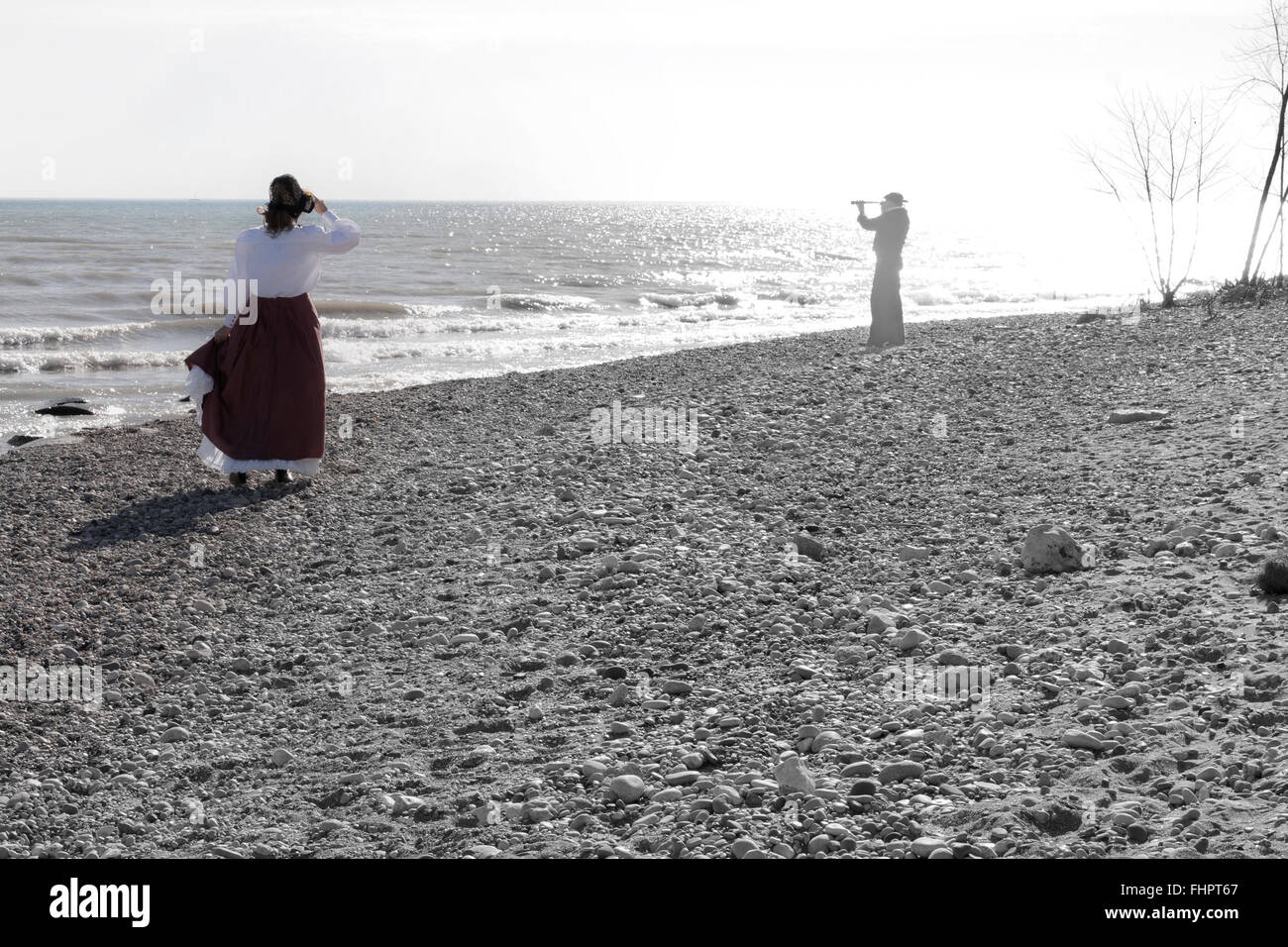 Eine Frau auf der Suche nach ihrer Liebe, ein Geist-Figur des historischen Marine Seemann Stockfoto