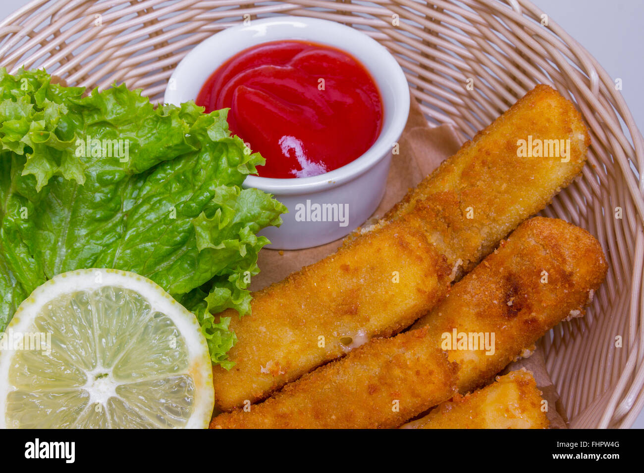 Gebratener Mozzarella-Käse-sticks mit Tomatensauce und Blatt Salat Stockfoto